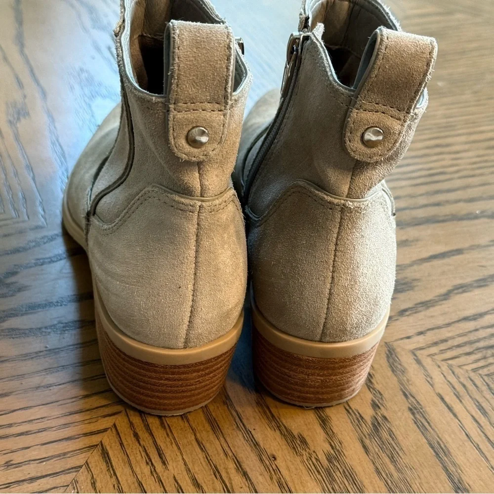 Women’s DOLCE VITA Able suede leather booties- Size 6